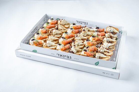 ברוסקטה מיקס: סלמון & רוקפור בזילוף שמנת וריבת הבית 30 יח׳