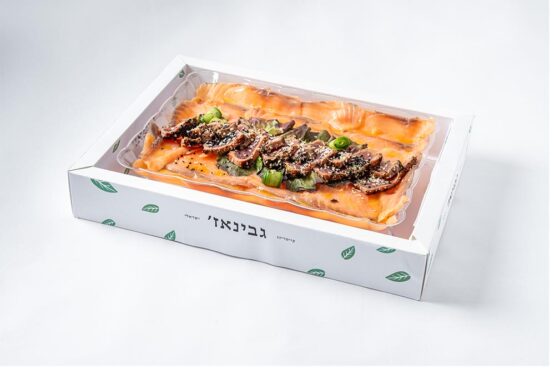 פלטת דגים מעושנים: סלומון מעושן, טונה צרובה, דג מתיאס, הרינג