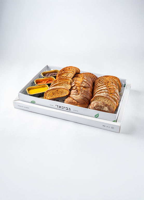 לחמים כפריים 3 ככרות בלווי מתבלים_ פסטו,ממרח עגבניות,טפנד זיתים