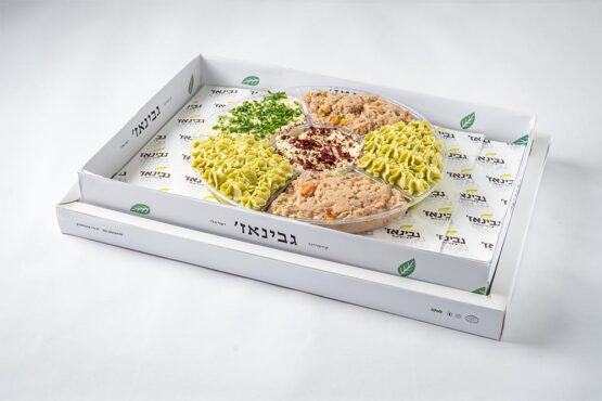 מגש ממרחים סלט טונה,סלט ביצים,אבקדו קביות ,חציל בטחינה