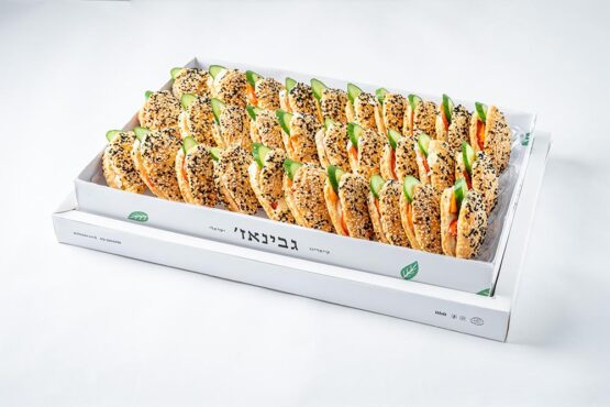 בורקס סנדוויץ: בורקיטס במילוי ביצה, טחינה, מלפפון, עגבניה 30 יח׳