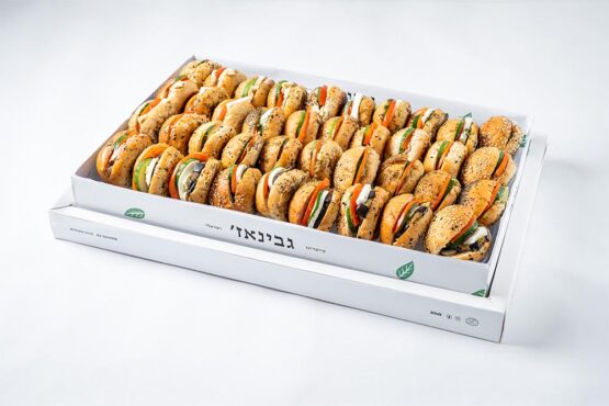 מיני לחמניות קוקטייל טונה,אבוקדו,חביתת ירק,בולגרית,סביח.30 יח