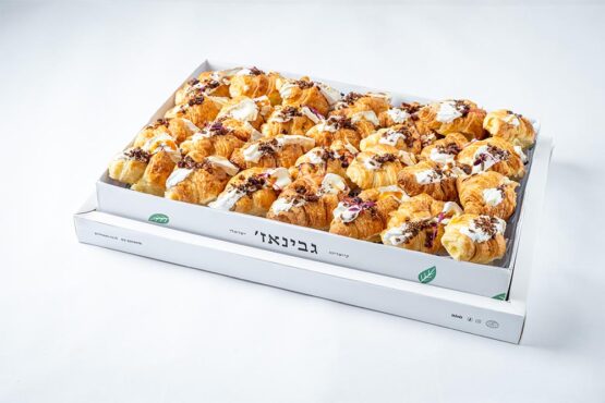 מיני קרואסון במילוי גבינת צאן ,קממבר,דבש ואגוזי לוז 30 יח