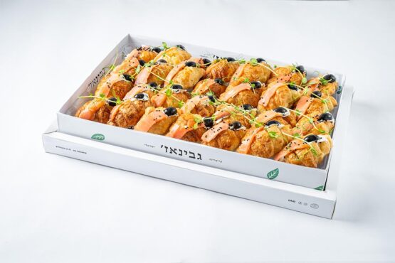 מיני קרואסון במילוי גבינת שמנת וסלמון 30 יח