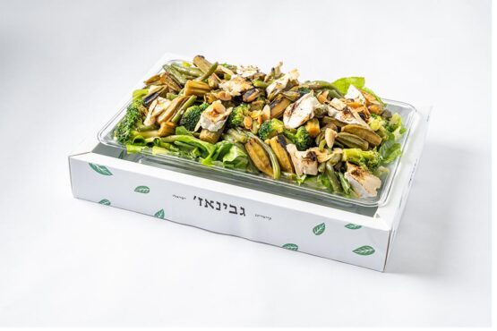 סלט במיה אסייאתי במיה,שעועית ירוקה,ברוקולי ,בצל ירוק,גבינת קממבר שקדים ומייפל