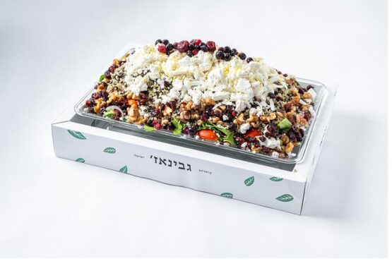 סלט בריאות עדשים שחורות,קינואה,בצל סגול,פטרוזליה,עגבניות שרי,אגוזי מלך ,גבינה בולגרית.