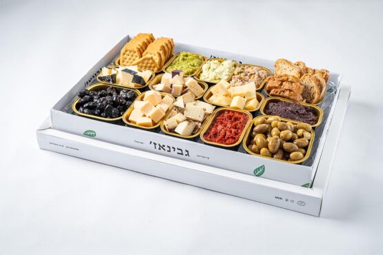 פלטות גבינות מובחרות: צ'דר,סנט מור, רוקפור,גאודה כמהין,בייבי מוצרלה,תום פחם,גאודה קימל