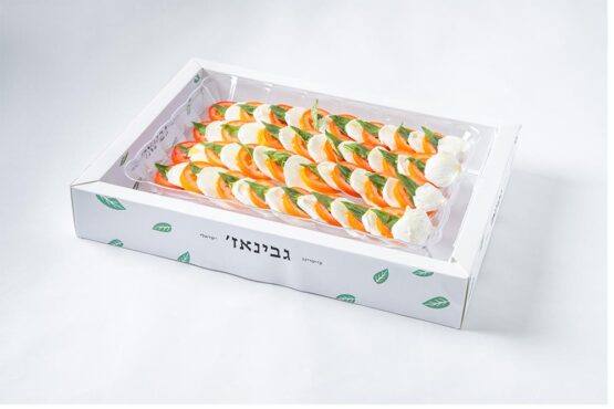 קפרזה: עגבניות, מוצרלה, עלי בזיליקום, בשמן זית ובלסמי